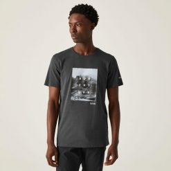 Breezed IV Graphic Print męska koszulka. Białe koszulki sportowe męskie Regatta, m, bez wzorów, z bawełny, bez ramiączek, trekkingowe. W wyprzedaży za 59.99 zł.