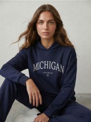 Bluza hoodie z napisem Michigan - granatowy. Niebieskie bluzy damskie Sinsay, l, bez wzorów, bez ramiączek, bez kaptura. Za 39.99 zł.