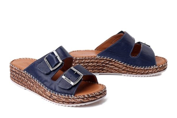 MANITU 900183-05 blau, klapki damskie. Niebieskie klapki damskie Manitu, na lato, bez wzorów, ze skóry, bez obcasa, bez zapięcia. Za 229.42 zł.