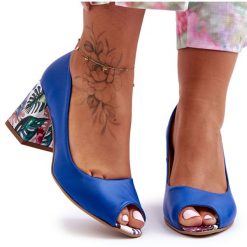 Skórzane Czółenka Z Ozdobnym Obcasem Lewski Shoes 2608/K Niebieskie. Niebieskie czółenka damskie na lato, bez wzorów, ze skóry, eleganckie, bez obcasa, bez zapięcia. Za 432.39 zł.