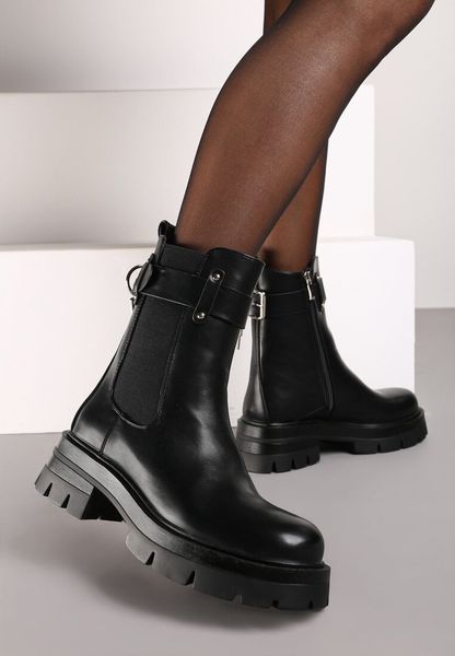 Czarne Botki Sztyblety na Tłoczonej Podeszwie Ozdobione Klamrą na Pasku przy Cholewce Rievelle. Czarne botki damskie Born2be, na zimę, bez wzorów, z dzianiny, eleganckie, bez obcasa, na płaskiej podeszwie, bez zapięcia. Za 169.99 zł.