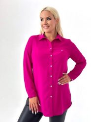 Elegancka różowa koszula z kołnierzykiem PLUS SIZE XXL. Czerwone koszule damskie Nasi partnerzy, plus size, bez wzorów, z poliesteru, eleganckie, bez kołnierzyka, bez ramiączek. Za 199.90 zł.