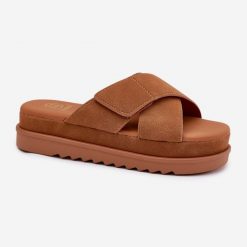 Klapki Damskie Na Platformie Z Przeplatającymi Się Paskami Camel brązowe. Brązowe klapki damskie na lato, bez wzorów, casualowe, bez obcasa, na platformie, bez zapięcia. Za 153.43 zł.