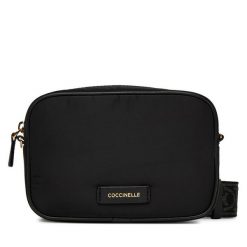 Torebka Coccinelle. Czarne listonoszki damskie Coccinelle, bez wzorów, bez dodatków. Za 579.99 zł.