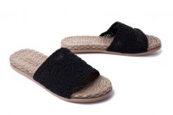 ARTIKER RELAKS 52C1159 czarny, klapki damskie. Czarne klapki damskie Artiker Relaks, na lato, bez wzorów, bez obcasa, na obcasie, bez zapięcia. Za 94.99 zł.