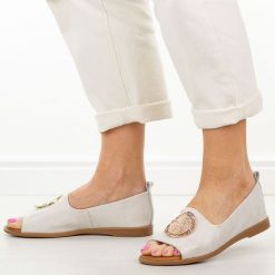 Białe skórzane płaskie sandały damskie Cambell 19389. Białe sandały damskie Cambell, z aplikacjami, z jeansu, bez obcasa, na płaskiej podeszwie, bez zapięcia. Za 219.00 zł.