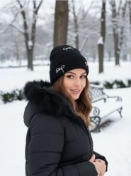 Czapka beanie z kokardami - czarny. Czarne czapki damskie Sinsay, bez wzorów. Za 29.99 zł.