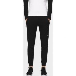 Spodnie dresowe męskie SPMD003 - głęboka czerń. Spodnie sportowe męskie 4F, m, bez wzorów, z dresówki. W wyprzedaży za 139.99 zł.