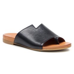 Klapki Piazza. Czarne klapki damskie Piazza, bez wzorów, bez obcasa, bez zapięcia. Za 299.99 zł.