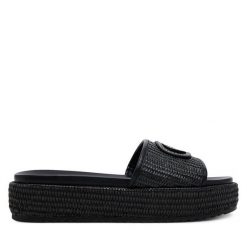 Klapki Guess. Czarne klapki damskie Guess, z aplikacjami, bez obcasa, bez zapięcia. Za 319.99 zł.