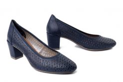 RIEKER 41057-14 blue, czółenka damskie. Niebieskie czółenka damskie Rieker, na lato, w ażurowe wzory, bez obcasa, na obcasie, bez zapięcia. Za 289.90 zł.