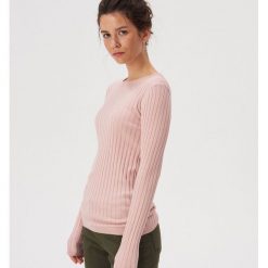 Sweter z fakturą w prążki - Różowy. Czerwone swetry nierozpinane damskie Sinsay, l, bez wzorów, bez kołnierzyka, bez ramiączek. Za 39.99 zł.