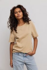 Damski T-Shirt w kolorze BEIGE - CAMAS. Brązowe t-shirty damskie Marsala, m, bez wzorów, z bawełny, bez kołnierzyka, bez ramiączek. Za 159.90 zł.