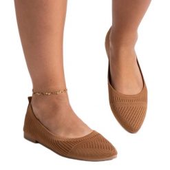 Karmelowe balerinki karmelowe materiałowe Wendana brązowe. Brązowe balerinki damskie na lato, bez wzorów, z gumy, eleganckie, bez obcasa, bez zapięcia. Za 81.83 zł.