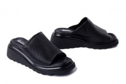 ARTIKER RELAKS 54C0305 czarny, klapki damskie. Czarne klapki damskie Artiker Relaks, na lato, bez wzorów, ze skóry, bez obcasa, na koturnie, bez zapięcia. Za 169.90 zł.