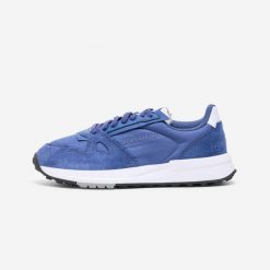 Buty sportowe damskie Decathlon RR70. Białe obuwie sportowe damskie Decathlon, bez wzorów, z gumy, bez zapięcia, trekkingowe. W wyprzedaży za 139.99 zł.