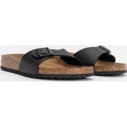 Birkenstock Madrid BS Klapki damskie. Czarne klapki damskie Birkenstock, bez wzorów, młodzieżowe, bez obcasa, bez zapięcia. Za 319.99 zł.