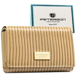 Portfel damski ze skóry naturalnej i ekologicznej w beżowym kolorze ze wzorem plecionki Peterson PTN PS112-CRV. Brązowe portfele damskie Peterson, ze skóry. Za 139.99 zł.