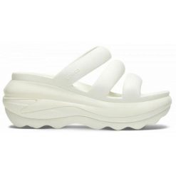 Klapki Crocs Mega Crush Triple Strap 209842-0WV białe. Białe klapki damskie bez wzorów, casualowe, bez obcasa, bez zapięcia. Za 449.26 zł.