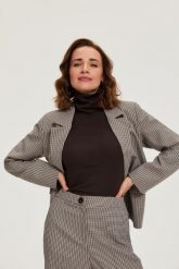 Jednorzędowa marynarka w kratkę beżowa. Brązowe marynarki i żakiety damskie MOODO, bez wzorów, z elastanu, bez kołnierzyka, bez ramiączek. Za 199.99 zł.