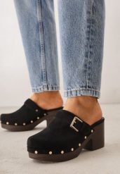 Czarne Klapki Chodaki na Słupku z Cholewką z Nitami i Paskiem z Klamerką Jinnor. Czarne klapki damskie Renee, w ażurowe wzory, boho, bez obcasa, na obcasie, bez zapięcia. Za 109.99 zł.