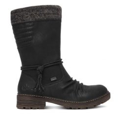 Kozaki Rieker. Czarne kozaki damskie Rieker, bez wzorów, bez obcasa, na płaskiej podeszwie, bez zapięcia. Za 429.99 zł.