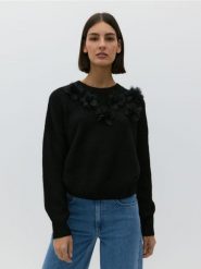 Sweter z aplikacją - czarny. Czarne swetry nierozpinane damskie Reserved, l, z aplikacjami, z dzianiny, klasyczne, bez kołnierzyka, bez ramiączek. W wyprzedaży za 59.99 zł.