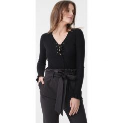 Czarny Sweter Reign. Czarne swetry nierozpinane damskie Born2be, l, bez wzorów, bez kołnierzyka, bez ramiączek. Za 69.99 zł.