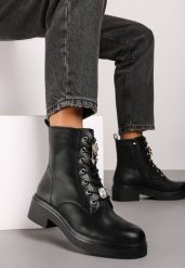 Czarne Płaskie Botki w Stylu Workerów Ozdobione Aplikacjami Kokardy i Misia Bialithia. Czarne botki damskie Renee, z aplikacjami, z jeansu, eleganckie, z okrągłym noskiem, bez obcasa, na płaskiej podeszwie, bez zapięcia. Za 139.99 zł.
