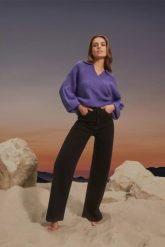 Jeansy wide leg z wysokim stanem. Jeansy damskie MOODO, bez wzorów, z bawełny, z podwyższonym stanem. W wyprzedaży za 59.99 zł.