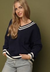 Granatowy Sweter z Domieszką Kaszmiru w Stylu Preppy Liendria. Niebieskie swetry nierozpinane damskie Born2be, z aplikacjami, z dzianiny, biznesowe, bez kołnierzyka, bez ramiączek. Za 119.99 zł.