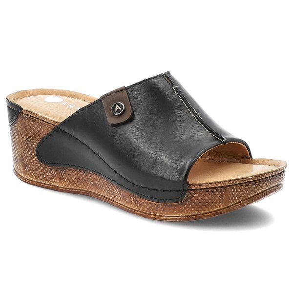 Czarne Klapki Armodo Modne Obuwie Damskie Na Koturnie. Czarne klapki damskie Armodo, na lato, bez wzorów, ze skóry, eleganckie, bez obcasa, na koturnie, bez zapięcia. Za 189.00 zł.