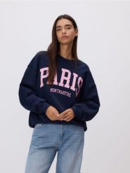 Bluza z haftowanym napisem - granatowy. Niebieskie bluzy damskie Reserved, l, bez wzorów, z bawełny, bez ramiączek, bez kaptura. Za 119.99 zł.