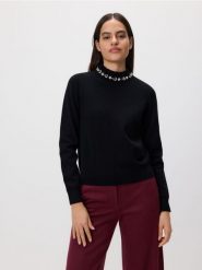 Sweter z ozdobną aplikacją - czarny. Czarne swetry nierozpinane damskie Reserved, l, z aplikacjami, z dzianiny, bez kołnierzyka, bez ramiączek. Za 129.99 zł.