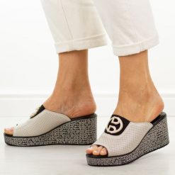 Beżowe skórzane klapki damskie na koturnie S.Barski 7012. Brązowe klapki damskie S.BARSKI, na lato, z aplikacjami, z jeansu, casualowe, z okrągłym noskiem, bez obcasa, na koturnie, bez zapięcia. Za 229.00 zł.