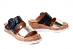 PIAZZA 900180-01 schwarz, klapki damskie. Czarne klapki damskie Piazza, na lato, bez wzorów, bez obcasa, bez zapięcia. Za 299.90 zł.