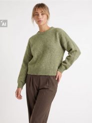 Sweter chunky z obniżoną linią ramion - zielony. Zielone swetry nierozpinane damskie Sinsay, l, bez wzorów, bez kołnierzyka, bez ramiączek. Za 59.99 zł.