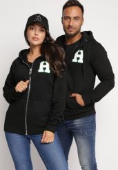 Czarna Bluza z Polarem i Kapturem Ozdobiona Naszywką Torrina. Czarne bluzy męskie Born2be, l, z aplikacjami, z polaru, bez ramiączek, z kapturem. Za 109.99 zł.