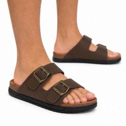 Klapki męskie Wrangler BELVILLE SLIDER MEN LOW. Brązowe klapki męskie Wrangler, bez wzorów, z materiału, bez zapięcia. Za 139.00 zł.