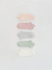Krótkie skarpetki z haftem 5 pac - pastelowy róż. Czerwone skarpetki damskie Reserved, bez wzorów. Za 49.99 zł.