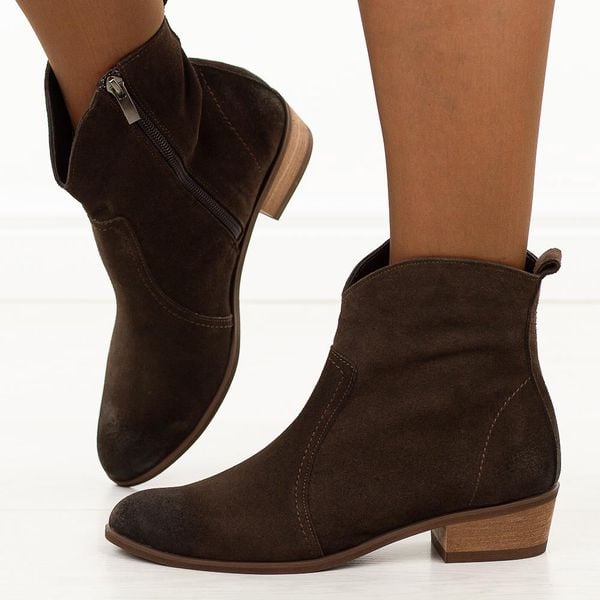 Czekoladowe skórzane Polskie botki damskie na obcasie Deoni D398A. Brązowe botki damskie Deoni, na jesień, w ażurowe wzory, z jeansu, boho, bez obcasa, na obcasie, bez zapięcia. Za 519.00 zł.