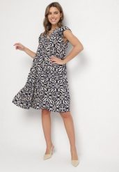 Granatowa Bawełniana Sukienka o Rozkloszowanym Kroju w Ornamentalny Wzór Zalimea. Niebieskie sukienki damskie Born2be, na co dzień, l, bez wzorów, z bawełny, eleganckie, bez kołnierzyka, bez ramiączek, midi, kopertowe. Za 44.99 zł.
