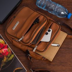 Męska mała torba skórzana przez ramię Beltimore camel G19. Brązowe torby na laptopa damskie bez wzorów. Za 139.99 zł.