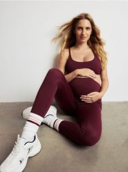 Gładkie legginsy - mahoniowy. Brązowe legginsy damskie Reserved, bez wzorów, z dzianiny. Za 79.99 zł.
