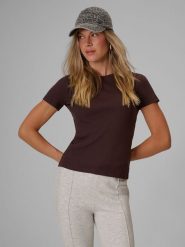 4F T-shirt slim z prążkowanej dzianiny damski - brązowy L. Brązowe t-shirty damskie 4F, l, bez wzorów, z bawełny, eleganckie, bez kołnierzyka, bez ramiączek. Za 49.99 zł.