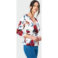 Kopertowa bluzka. Bluzki damskie Greenpoint, bez wzorów, z wiskozy, bez kołnierzyka, bez ramiączek. Za 29.99 zł.