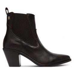Botki Tommy Hilfiger. Brązowe botki damskie Tommy Hilfiger, bez wzorów, bez obcasa, na słupku, bez zapięcia. Za 749.99 zł.