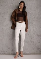 Białe Jeansy Mom Fit z Wiskozą Bawełną i Paskiem z Metaliczną Klamrą Salennith. Białe jeansy damskie Renee, bez wzorów, z bawełny, z podwyższonym stanem. Za 119.99 zł.