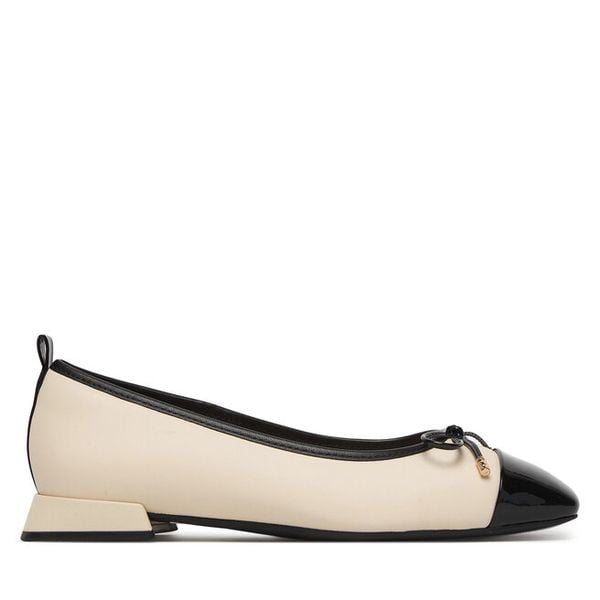 Półbuty Clarks. Białe półbuty damskie Clarks, bez wzorów, bez obcasa, na płaskiej podeszwie, bez zapięcia. Za 292.99 zł.