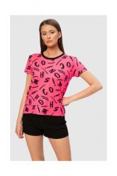 MOSCHINO Różowy t-shirt w czarne litery. Czerwone t-shirty damskie MOSCHINO, s, bez wzorów, prążkowane, bez kołnierzyka, bez ramiączek. W wyprzedaży za 299.99 zł.